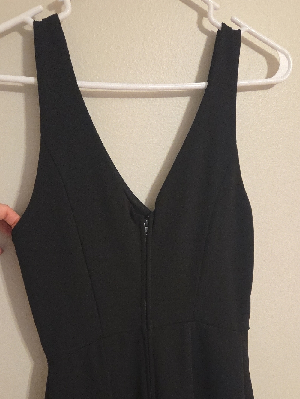 Black V-Neck Sleeveless Jumpsuit - Picture 4 of 5